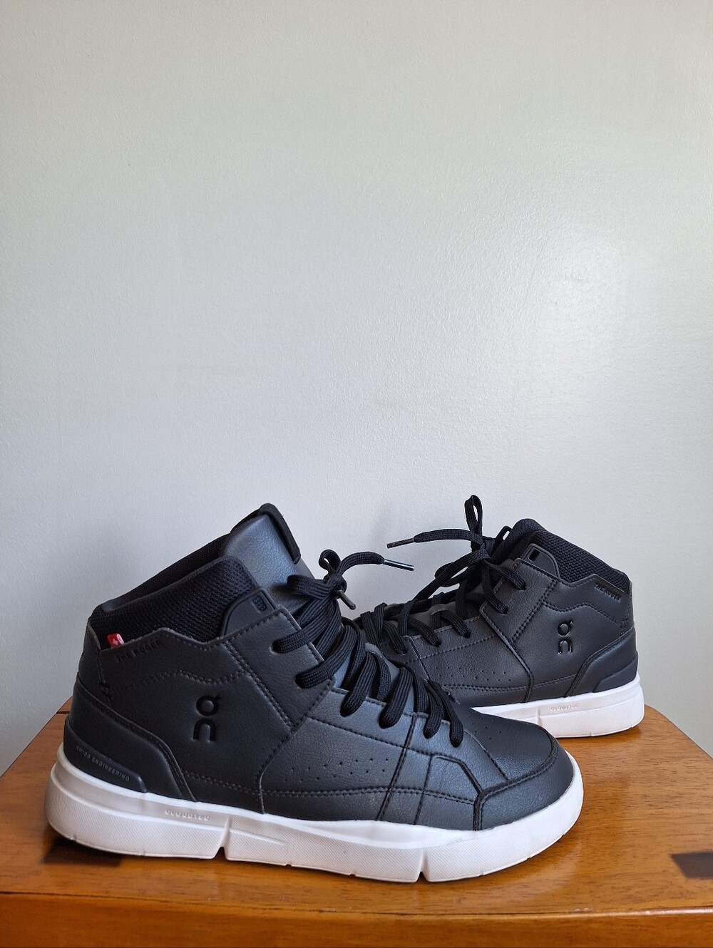 On The Roger Clubhouse Mid Women's Black And White Size 9.5 - Picture 2 of 14